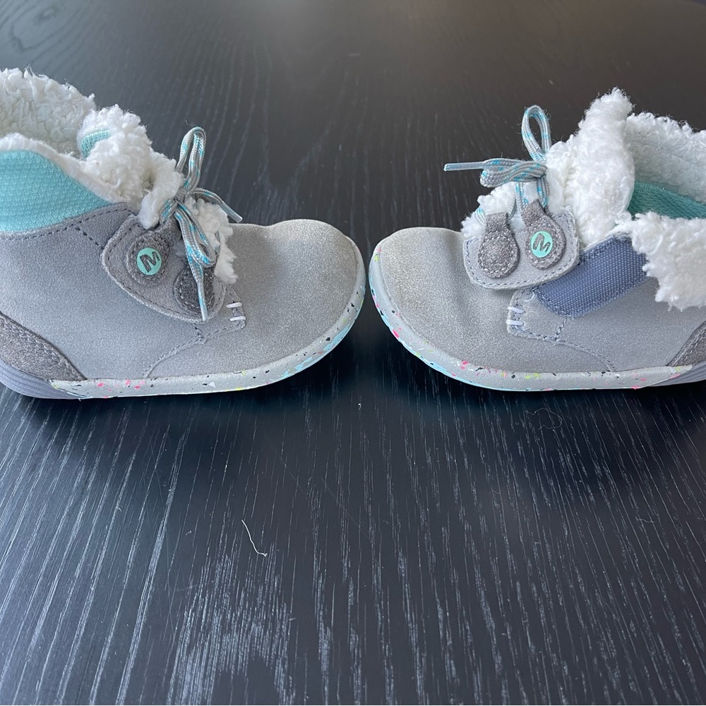 Toddler Merrill suede snow boots. GUC some darker wear marks form weather.